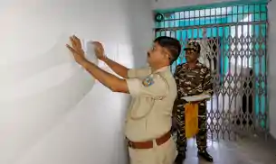 फ्लैट देने के नाम पर ठगी! आरोपित दंपत्ति के आवास पर पुलिस ने चस्पाया इश्तिहार