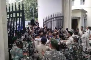 परीक्षा रद्द करने के फैसले पर बवाल, प्रोजेक्ट भवन में अभ्यर्थियों ने तोड़ी सुरक्षा व्यवस्था