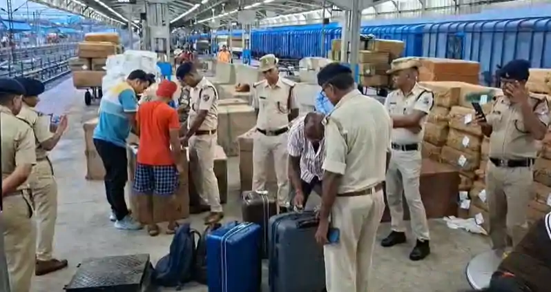 जंक्शन से 40 किलो गांजा बरामद, ओडिशा से जा रहा था यूपी, दो हिरासत में जंक्शन से 40 किलो गांजा बरामद, ओडिशा से जा रहा था यूपी, दो हिरासत में