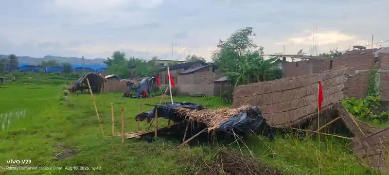 गैर आदिवासी का घर क्षतिग्रस्त, इलाके में तनाव, पुलिस ने हालात को संभाला गैर आदिवासी का घर क्षतिग्रस्त, इलाके में तनाव, पुलिस ने हालात को संभाला