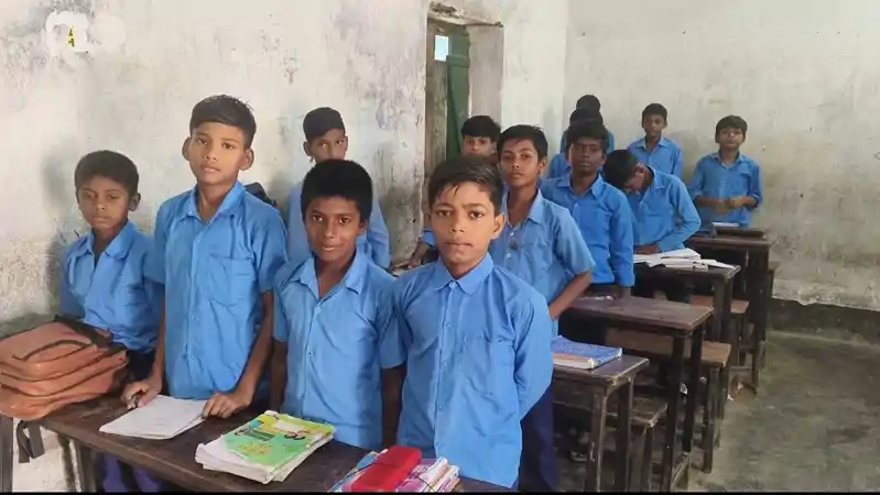 बिहार: 8 कक्षाओं के लिए 5 शिक्षक, सरकार के वादे निकले झूठे, एक शिक्षक संभाल रहे 2 क्लास बिहार: 8 कक्षाओं के लिए 5 शिक्षक, सरकार के वादे निकले झूठे, एक शिक्षक संभाल रहे 2 क्लास