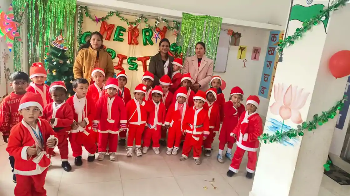 सांस्कृतिक प्रस्तुतियों और कैरोल सिंगिंग से गूंजा डीएवी सरला स्कूल का क्रिसमस सेलिब्रेशन