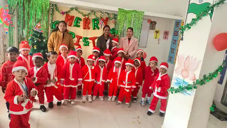 सांस्कृतिक प्रस्तुतियों और कैरोल सिंगिंग से गूंजा डीएवी सरला स्कूल का क्रिसमस सेलिब्रेशन