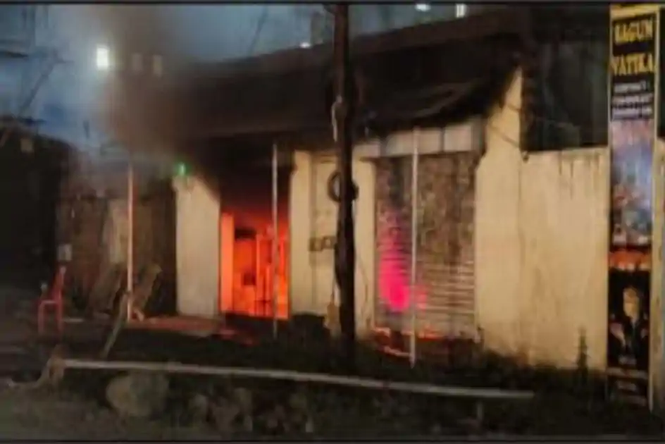 देर रात NH-33 पर RO प्लांट में लगी भीषण आ*ग, लाखों का नुकसान