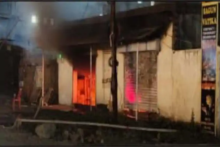 देर रात NH-33 पर RO प्लांट में लगी भीषण आ*ग, लाखों का नुकसान