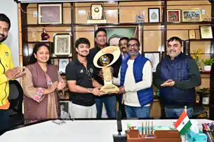 झारखंड क्रिकेट टीम के खिलाड़ियों ने मुख्यमंत्री से की मुलाक़ात, CM ने खिलाड़ियों को किया सम्मानित