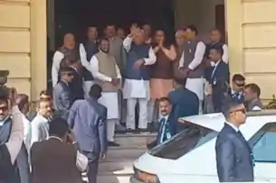 बजट सत्र के 13वें दिन हंगामा, विकास कार्य रोकने की चेतावनी पर विपक्ष का प्रदर्शन