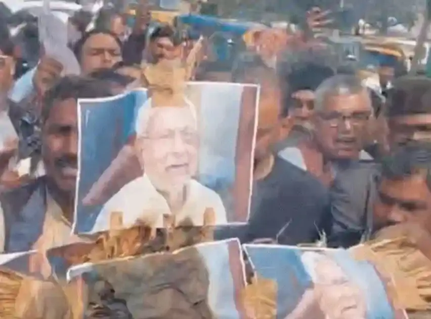 NEET छात्रा मौत केस पर बवाल, पटना में कांग्रेस का जोरदार प्रदर्शन, सम्राट चौधरी के लिए चूड़ियां लेकर पहुंचे कार्यकर्ता