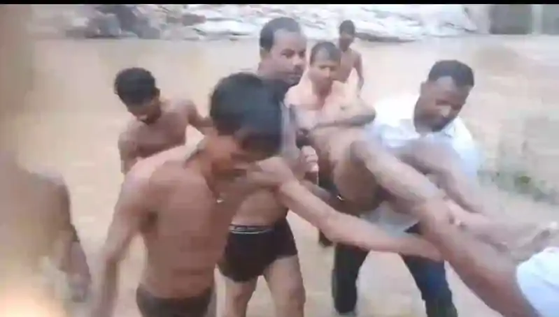 हजारीबाग का युवक चरही के बरदपिछरवा जलप्रपात में फिसलकर डूबा, हुई मौत, दोस्तों के साथ घूमने गया था हजारीबाग का युवक चरही के बरदपिछरवा जलप्रपात में फिसलकर डूबा, हुई मौत, दोस्तों के साथ घूमने गया था