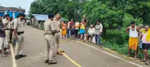पटना में ताबड़तोड़ गोलीबारी, खूब चले लाठी-डंडे, दो को लगी गोली, कई घायल पटना में ताबड़तोड़ गोलीबारी, खूब चले लाठी-डंडे, दो को लगी गोली, कई घायल