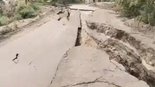 ब्लास्टिंग के बाद धंस गई पूरी सड़क, ग्रामीणों ने कंपनी के खिलाफ खोला मोर्चा