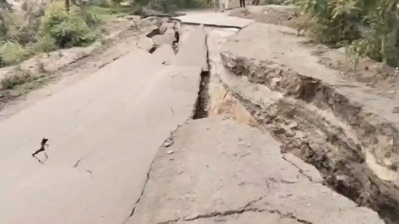 ब्लास्टिंग के बाद धंस गई पूरी सड़क, ग्रामीणों ने कंपनी के खिलाफ खोला मोर्चा ब्लास्टिंग के बाद धंस गई पूरी सड़क, ग्रामीणों ने कंपनी के खिलाफ खोला मोर्चा