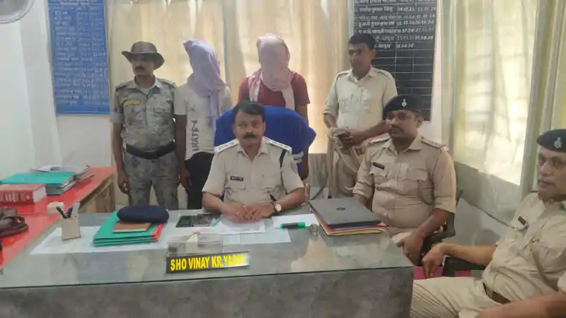 फुटबॉल मैदान में दिखी दबंगई, पुलिस ने ऐसे दिया जवाब! फुटबॉल मैदान में दिखी दबंगई, पुलिस ने ऐसे दिया जवाब!