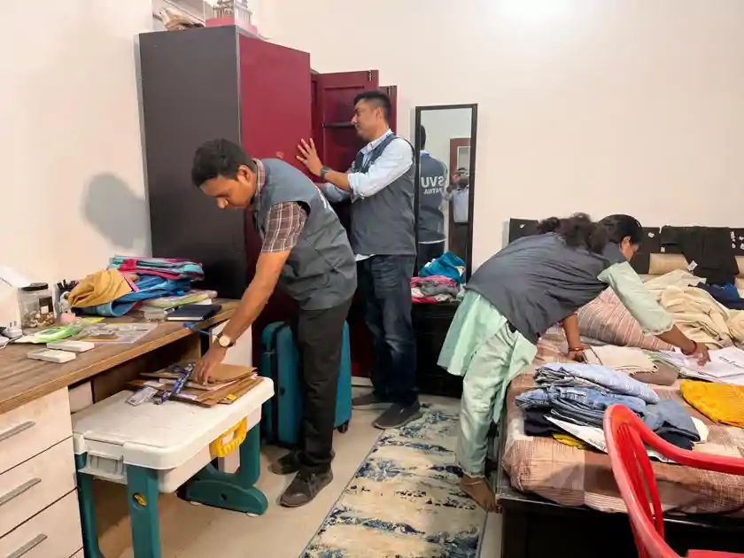 टेंडर घोटाला में सबसे बड़ी कार्रवाई, दो IAS समेत तीन के ठिकानों पर छापेमारी, SVU की रेड से हड़कंप 