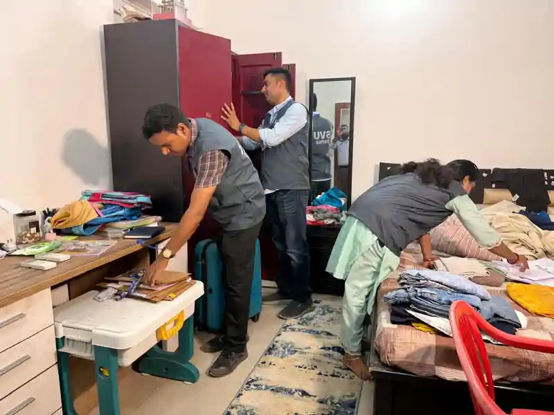 टेंडर घोटाला में सबसे बड़ी कार्रवाई, दो IAS समेत तीन के ठिकानों पर छापेमारी, SVU की रेड से हड़कंप टेंडर घोटाला में सबसे बड़ी कार्रवाई, दो IAS समेत तीन के ठिकानों पर छापेमारी, SVU की रेड से हड़कंप