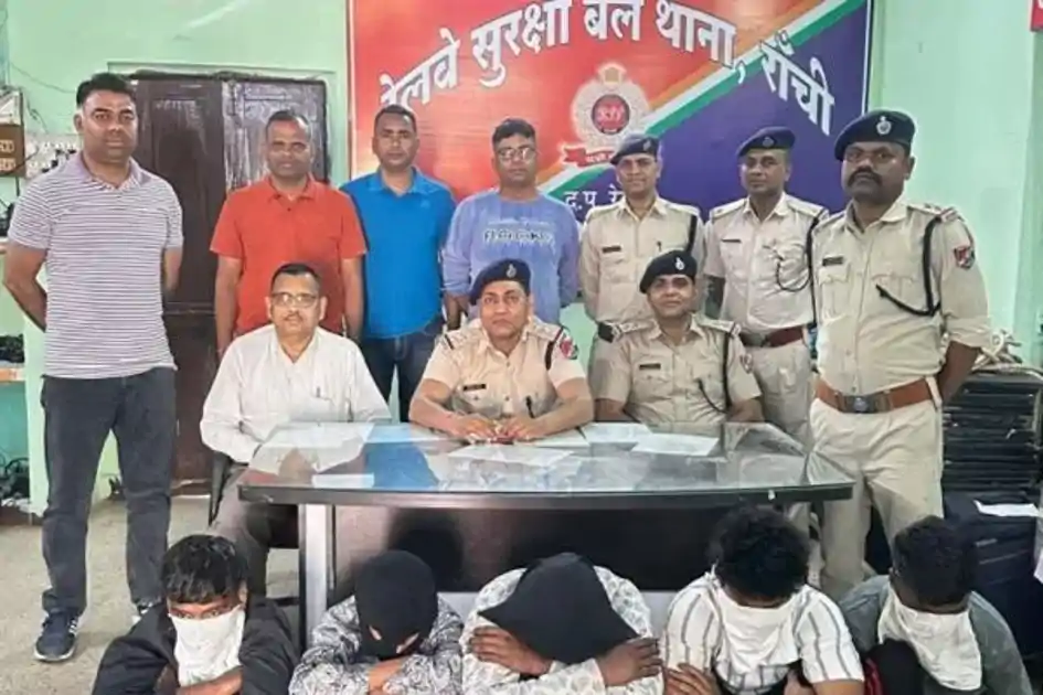 रांची : RPF की बड़ी कार्रवाई! रेलवे संपत्ति चोरी करने वाले गिरोह का भंडाफोड़, एक नाबालिग समेत 5 गिरफ्तार