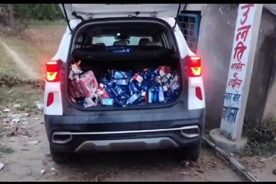 खंभे से टकराकर पीडीएस दुकान में जा घुसी कार, अवैध शराब का बड़ा जखीरा बरामद