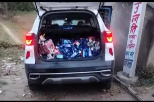 खंभे से टकराकर पीडीएस दुकान में जा घुसी कार, अवैध शराब का बड़ा जखीरा बरामद
