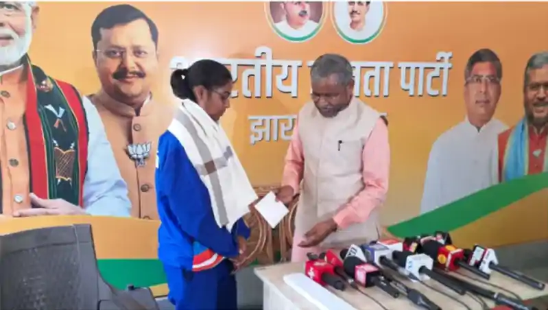 थाईलैंड में गोल्ड जीतकर लौटी देवासी हेंब्रम, बाबूलाल मरांडी ने किया सम्मानित थाईलैंड में गोल्ड जीतकर लौटी देवासी हेंब्रम, बाबूलाल मरांडी ने किया सम्मानित