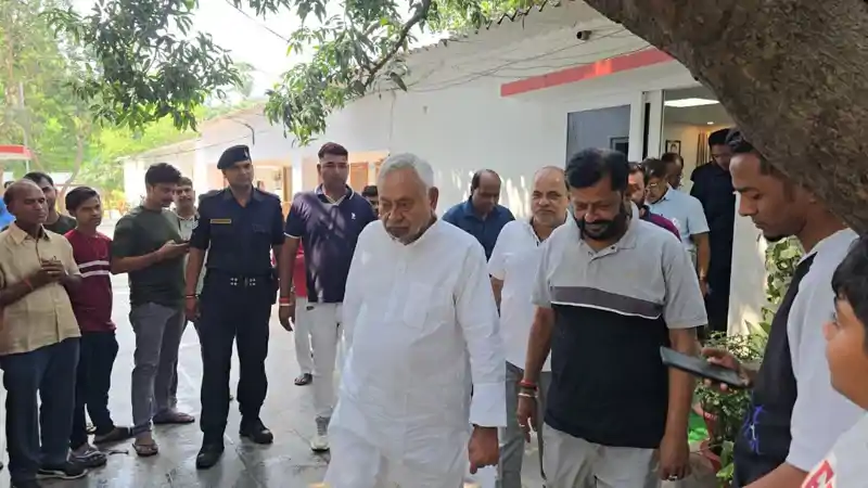 आनंद मोहन को हड़काया अब नीतीश कुमार खुद पहुंचे घर, संजय सिंह से मुलाकात पर हलचल तेज, गरमाई 'राजपूत' राजनीति आनंद मोहन को हड़काया अब नीतीश कुमार खुद पहुंचे घर, संजय सिंह से मुलाकात पर हलचल तेज, गरमाई 'राजपूत' राजनीति