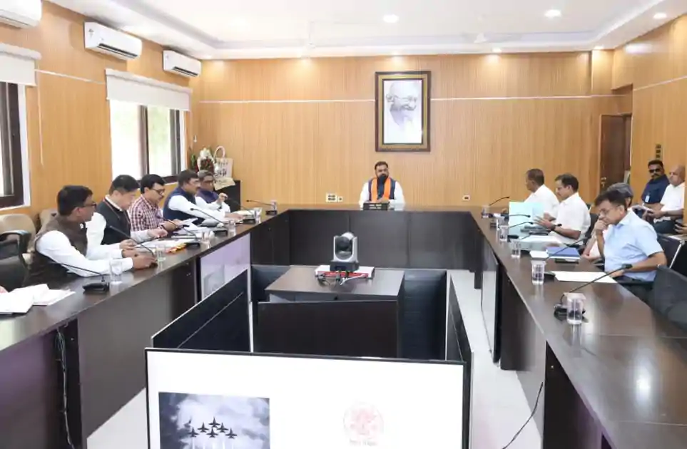 दरभंगा एयरपोर्ट को इंटरनेशनल बनाने की तैयारी तेज, CM सम्राट की मोदी के अफसरों के साथ बैठक, कहा-पटना एयरपोर्ट के रनवे विस्तार पर तेजी से काम करे 