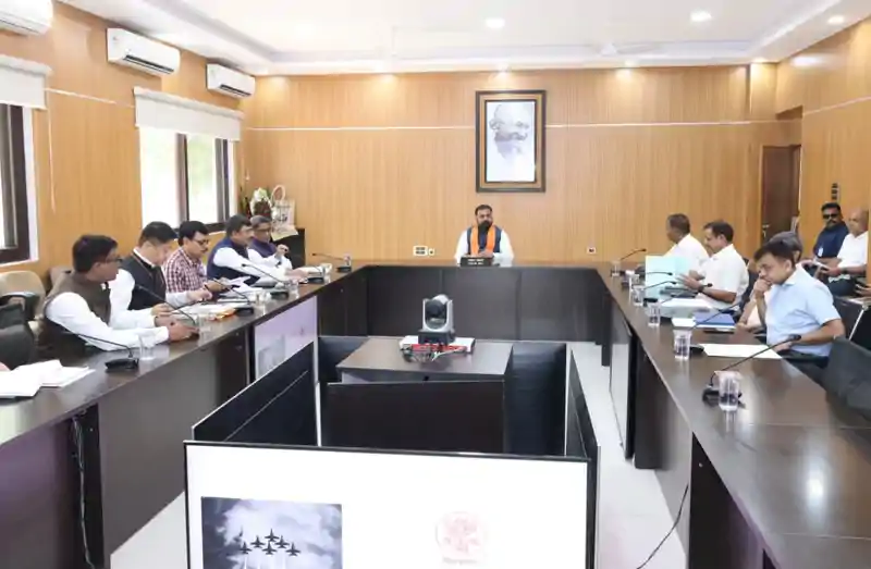 दरभंगा एयरपोर्ट को इंटरनेशनल बनाने की तैयारी तेज, CM सम्राट की मोदी के अफसरों के साथ बैठक, कहा-पटना एयरपोर्ट के रनवे विस्तार पर तेजी से काम करे 