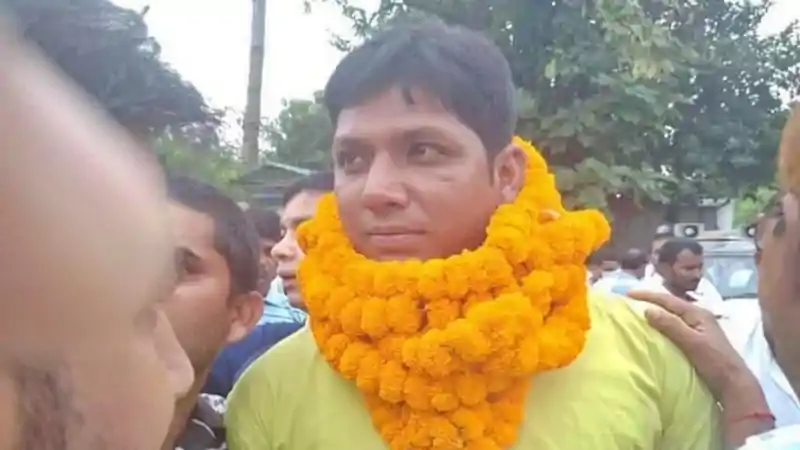पूर्व विधायक अजय यादव ने कोर्ट में किया सरेंडर, बिहार चुनाव में 'हम' पार्टी समर्थकों के साथ मारपीट का है आरोप पूर्व विधायक अजय यादव ने कोर्ट में किया सरेंडर, बिहार चुनाव में 'हम' पार्टी समर्थकों के साथ मारपीट का है आरोप