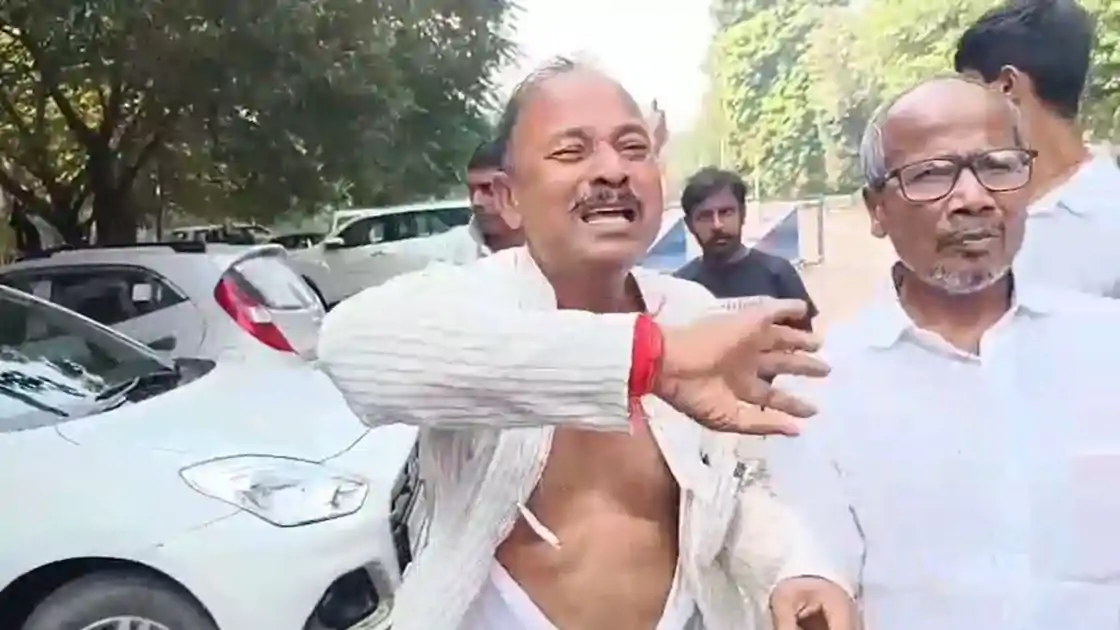 टिकट नहीं मिला तो कुर्ता फाड़कर फूट-फूटकर रोने लगे RJD नेता, लालू-राबड़ी आवास के बाहर जमकर ड्रामा