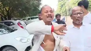 टिकट नहीं मिला तो कुर्ता फाड़कर फूट-फूटकर रोने लगे RJD नेता, लालू-राबड़ी आवास के बाहर जमकर ड्रामा