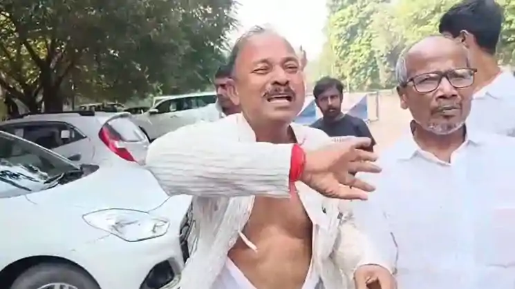 टिकट नहीं मिला तो कुर्ता फाड़कर फूट-फूटकर रोने लगे RJD नेता, लालू-राबड़ी आवास के बाहर जमकर ड्रामा