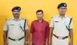 तेज रफ्तार टेम्पो ने तोड़ा रेलवे फाटक का बूम, चालक गिरफ्तार-Speeding tempo crashes through railway crossing barrier; driver arrested तेज रफ्तार टेम्पो ने तोड़ा रेलवे फाटक का बूम, चालक गिरफ्तार-Speeding tempo crashes through railway crossing barrier; driver arrested