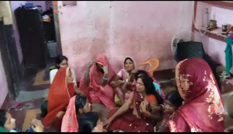 दोस्तों ने घर से बुलाकर कर दी युवक की हत्या, सिर में मारी गोली दोस्तों ने घर से बुलाकर कर दी युवक की हत्या, सिर में मारी गोली