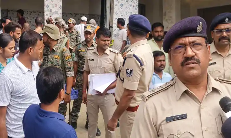समस्तीपुर में ग्रामीण चिकित्सक की गोली मारकर हत्या, इलाके में मचा हड़कंप समस्तीपुर में ग्रामीण चिकित्सक की गोली मारकर हत्या, इलाके में मचा हड़कंप