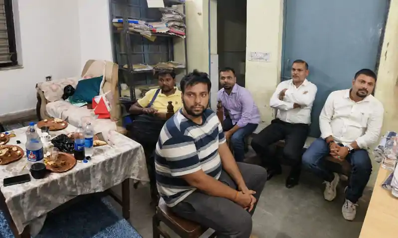 मोतिहारी में बैंक कर्मियों की शराब पार्टी, 5 गिरफ्तार मोतिहारी में बैंक कर्मियों की शराब पार्टी, 5 गिरफ्तार
