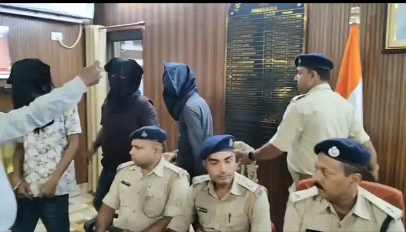 साइबर ठगों पर पुलिस का बड़ा प्रहार, 4 गिरफ्तार, 13 मोबाइल और 2.20 लाख कैश बरामद साइबर ठगों पर पुलिस का बड़ा प्रहार, 4 गिरफ्तार, 13 मोबाइल और 2.20 लाख कैश बरामद