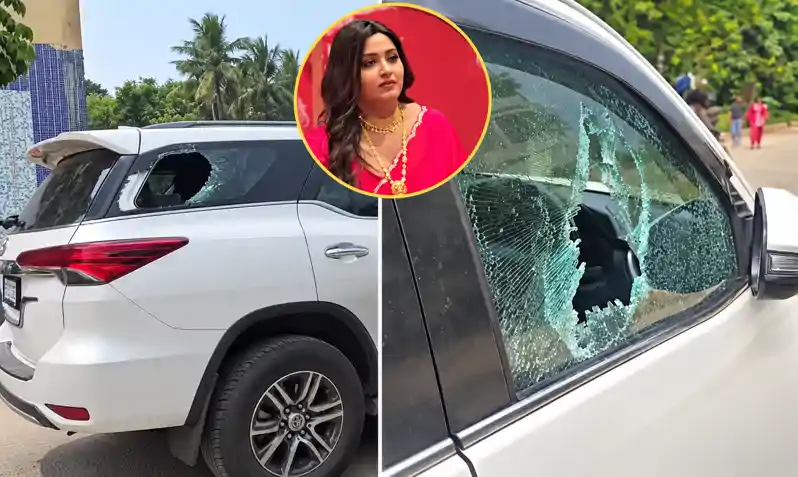 भोजपुरी एक्ट्रेस काजल राघवानी की कार पर बेकाबू भीड़ ने किया हमला, गाड़ी के शीशे टूटे भोजपुरी एक्ट्रेस काजल राघवानी की कार पर बेकाबू भीड़ ने किया हमला, गाड़ी के शीशे टूटे
