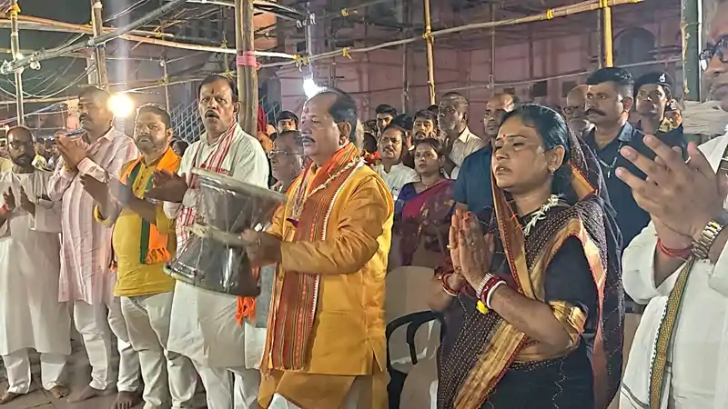 भक्ति में डूबे मंत्री विजय सिन्हा, डमरू बजाकर की फल्गु महाआरती, तेजस्वी के आरोपों पर किया पलटवार