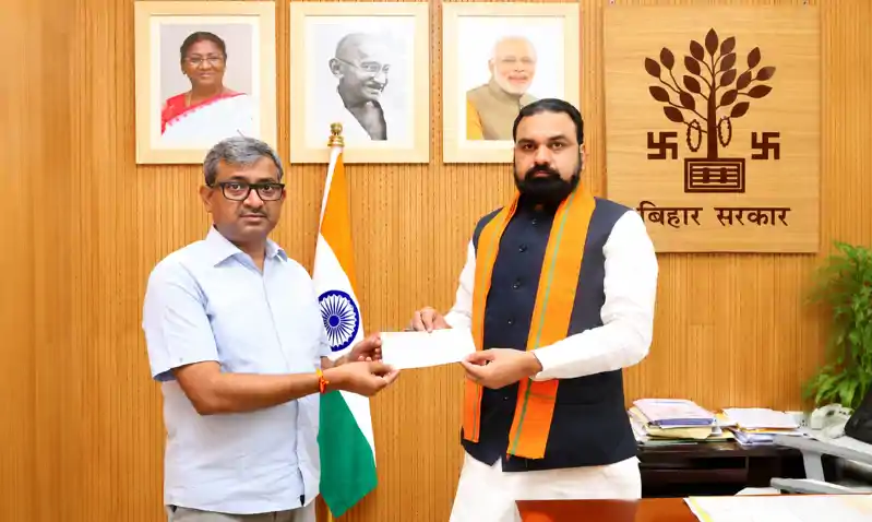 सम्राट चौधरी ने मुख्यमंत्री राहत कोष में अपने एक माह के वेतन का चेक सौंपा सम्राट चौधरी ने मुख्यमंत्री राहत कोष में अपने एक माह के वेतन का चेक सौंपा