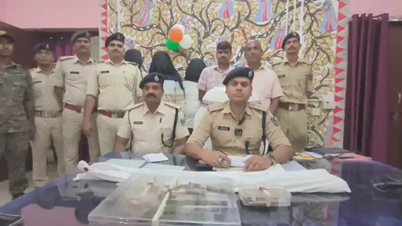 अवैध हथियारों की बड़ी खेप बरामद, चार गिरफ्तार, हथियार, कारतूस जब्त अवैध हथियारों की बड़ी खेप बरामद, चार गिरफ्तार, हथियार, कारतूस जब्त