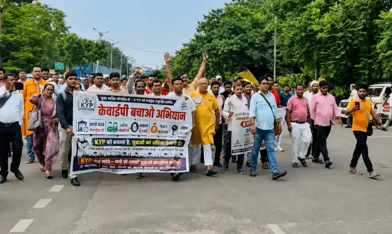 राजधानी में बवाल, कौशल विकास केंद्र बंद होने पर मंत्री, सचिव पर भड़के लोग