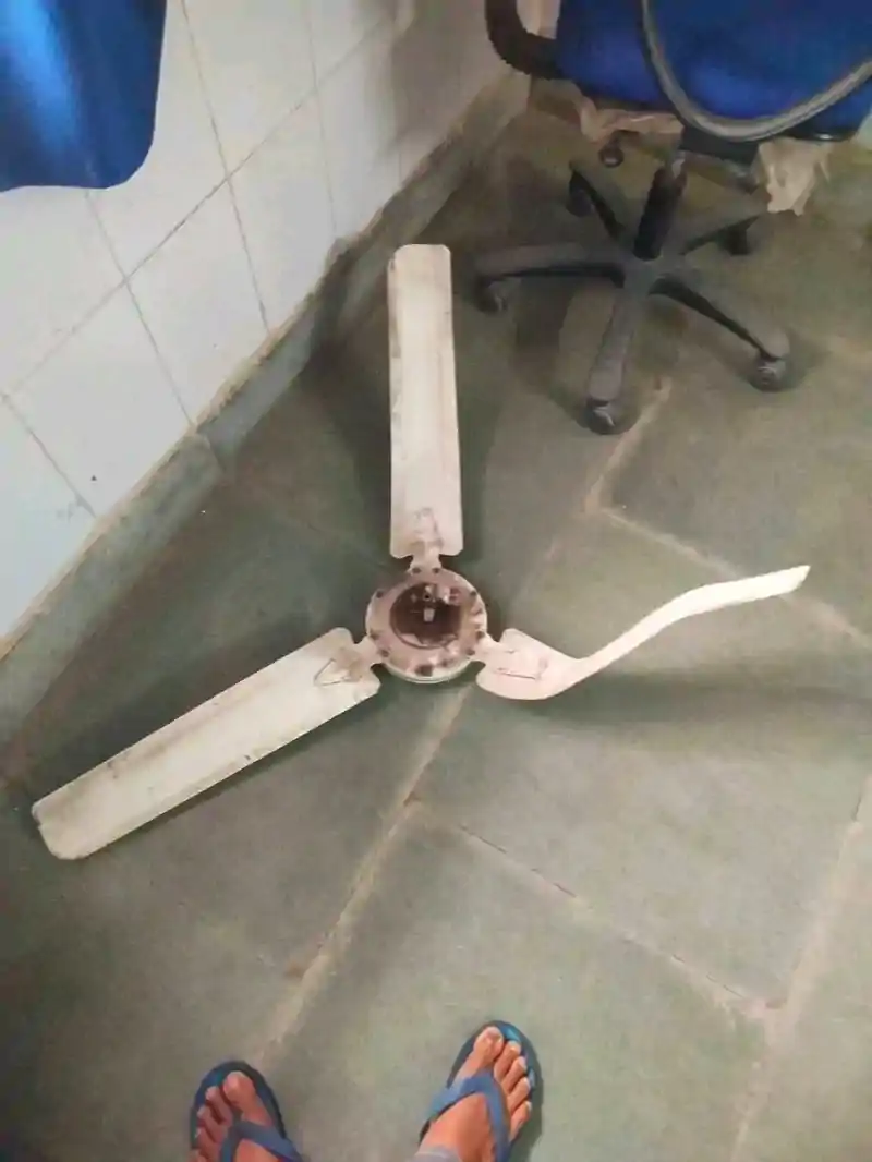 नीचे डॉक्टर देख रहे थे मरीज, ऊपर से गिर पड़ा चल रहा पंखा, सीएचसी में घटी घटना नीचे डॉक्टर देख रहे थे मरीज, ऊपर से गिर पड़ा चल रहा पंखा, सीएचसी में घटी घटना