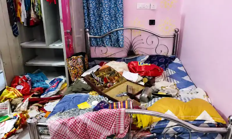 पूजा में सपरिवार बिहार आये थे गृहस्वामी, चोरों ने लाखों की संपत्ति पर साफ किया हाथ पूजा में सपरिवार बिहार आये थे गृहस्वामी, चोरों ने लाखों की संपत्ति पर साफ किया हाथ