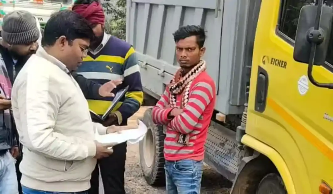 लातेहार में सड़क सुरक्षा पर सख्ती, परिवहन विभाग की कार्रवाई में 7 वाहनों से 86,500 दंड राशि वसूली