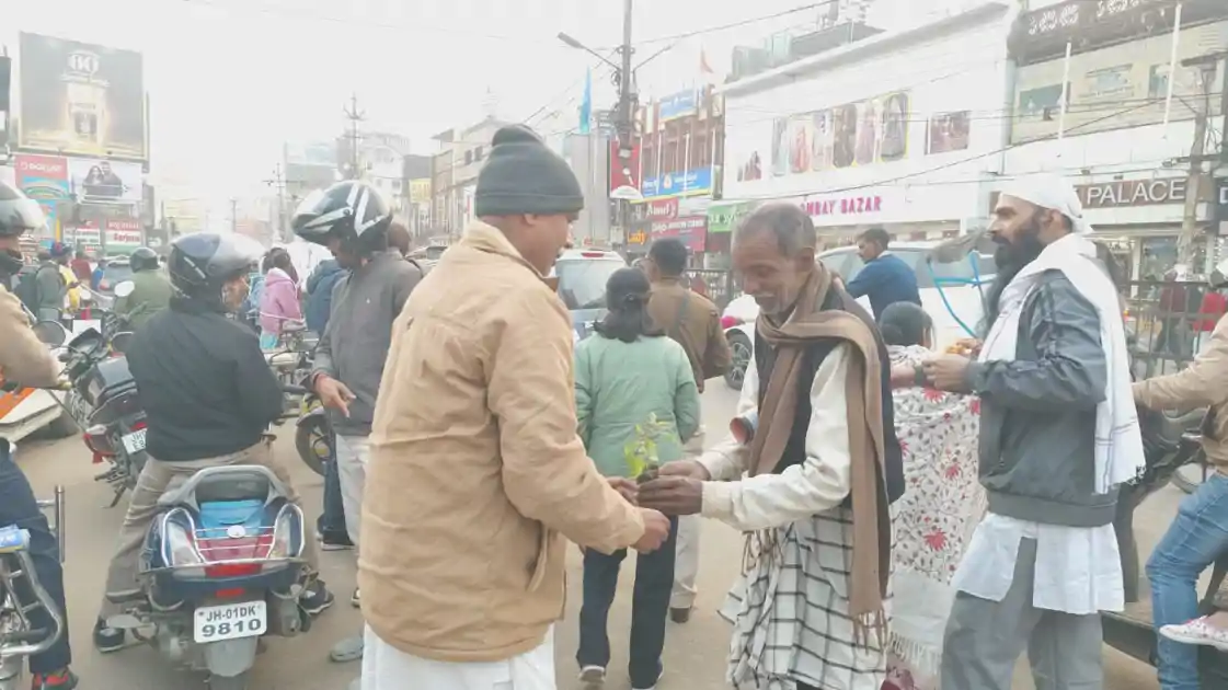 तुलसी पूजन संदेश के साथ रांची की सड़कों पर निकली सुप्रचार वाहन यात्रा, 2100 पौधों का वितरण