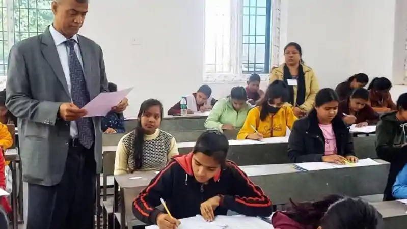 मैट्रिक परीक्षा: तीसरे दिन 5 छात्र निष्कासित, दो फर्जी परीक्षार्थी पकड़े गए Anand Kisor