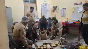 पटना में दिनदहाड़े ज्वेलरी कारोबारी से 22 लाख की लूट, बेटे पर फायरिंग, सीसीटीवी में वारदात कैद