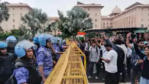 दिल्ली में छात्रों का संसद मार्च, बैरिकेड तोड़े; पुलिस ने संभाला मोर्चा