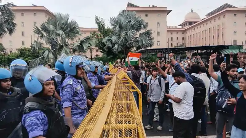 दिल्ली में छात्रों का संसद मार्च, बैरिकेड तोड़े; पुलिस ने संभाला मोर्चा दिल्ली में छात्रों का संसद मार्च, बैरिकेड तोड़े; पुलिस ने संभाला मोर्चा