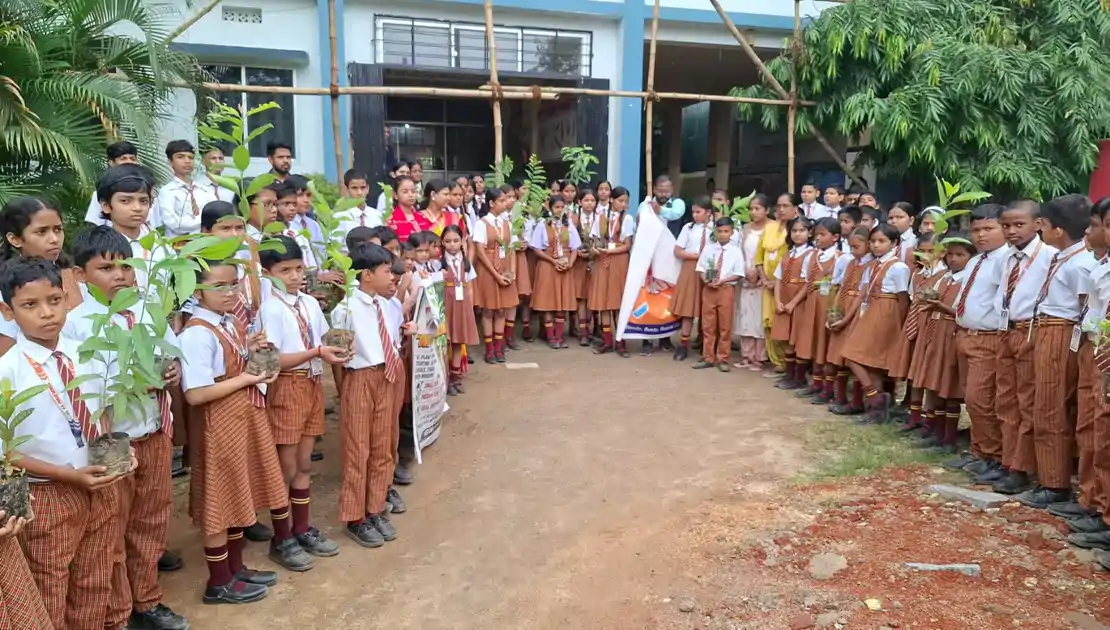 अब हर छात्र बनेगा 'ग्रीन वॉरियर', पासवा के पौधारोपण अभियान ने पकड़ी रफ्तार