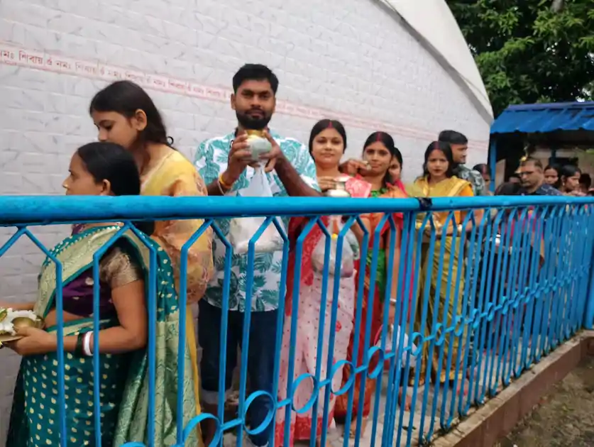 'हर-हर महादेव' के गगनभेदी जयकारों से गूंजा देवलेश्वर धाम, पहले सोमवार पर उमड़ी भारी भीड़